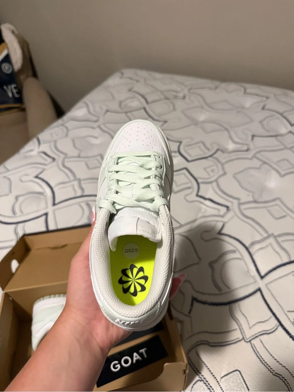 Nike Kids Low-Top Sneaker in Mint Green and White